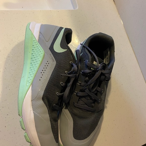 Women sneakers size 7.5 - Picture 4 of 5